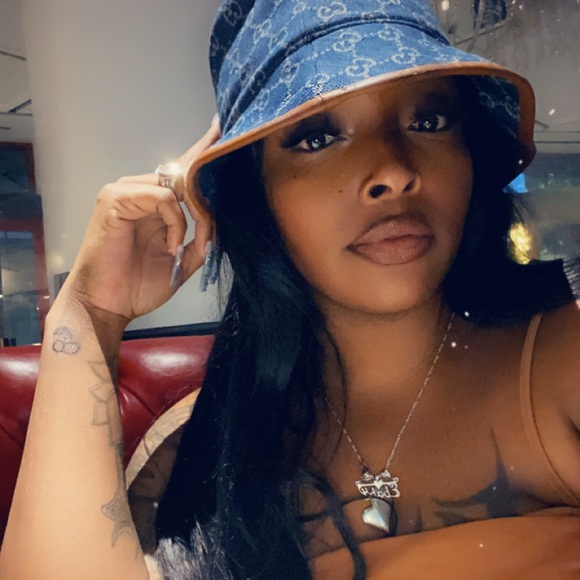 Meet your Posher, Erica - Picture 1 of 6